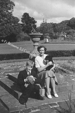 GLIN CASTLE  GROUP IN GARDEN  MADAME AND DESMOND